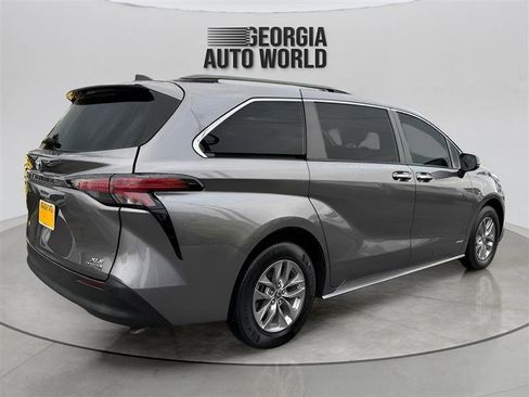 Used 2021 Toyota Sienna XLE FWD image 14