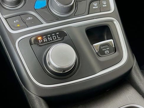 Used 2017 Chrysler 200 Limited Platinum image 22