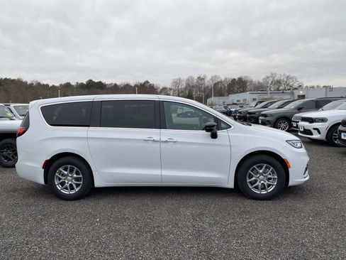 New 2026 Chrysler Pacifica Select image 2