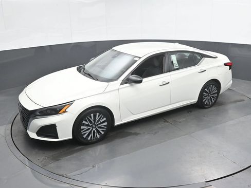 Used 2025 Nissan Altima 2.5 SV FWD image 35