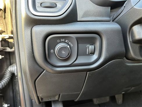 Used 2024 RAM 2500 Tradesman w/ Chrome Appearance Group image 32