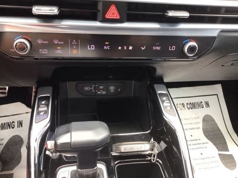 Used 2024 Kia Sorento SX AWD/4WD image 11