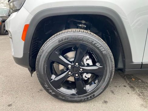 New 2025 Jeep Grand Cherokee Altitude image 16