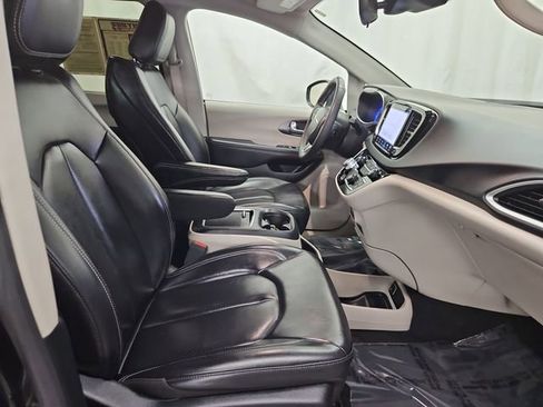 Used 2023 Chrysler Pacifica Touring-L image 23