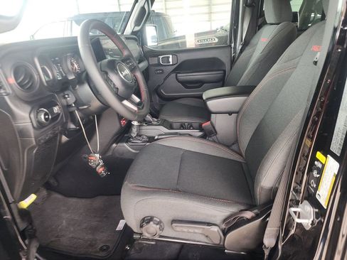 Used 2025 Jeep Wrangler Unlimited Rubicon AWD/4WD image 8