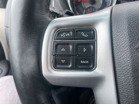 Used 2016 Chrysler Town & Country Touring w/ Driver Convenience Group image 19