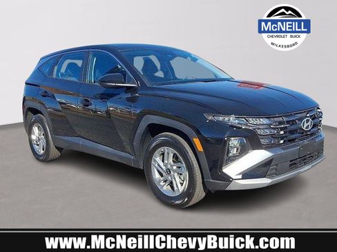 Used 2025 Hyundai Tucson SE image 1