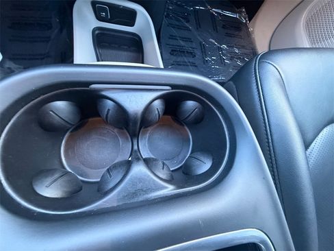 Used 2024 Chrysler Pacifica Touring-L image 23