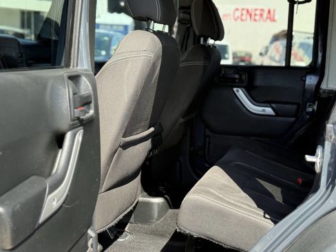 Used 2017 Jeep Wrangler Unlimited Rubicon w/ Connectivity Group image 5