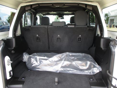 Used 2025 Jeep Wrangler Unlimited Sahara AWD/4WD image 36