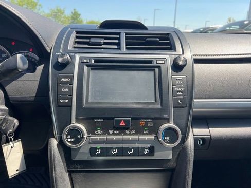 Used 2014 Toyota Camry SE w/ Moonroof Package image 16