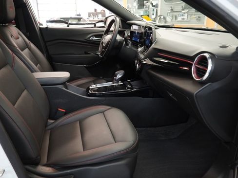 Certified 2024 Chevrolet Trax RS w/ Sunroof Package FWD image 34