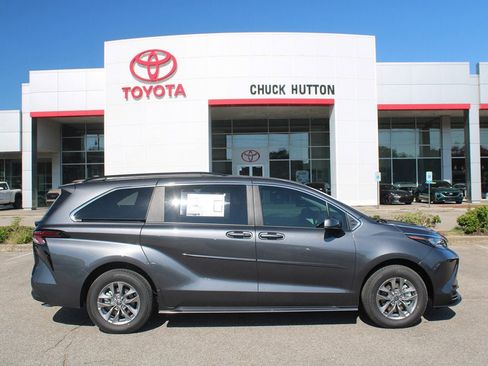 Used 2025 Toyota Sienna LE image 10