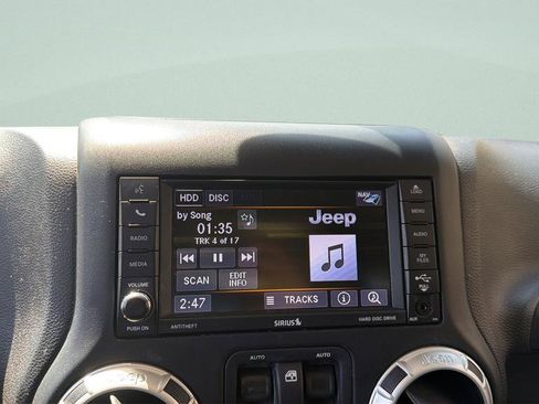 Used 2018 Jeep Wrangler Sahara w/ Connectivity Group AWD/4WD image 18