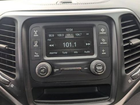 Used 2016 Jeep Cherokee Sport image 31