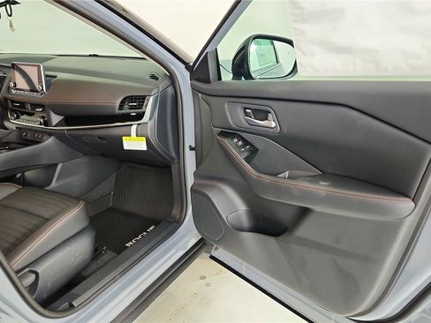 Used 2025 Nissan Rogue SV image 38