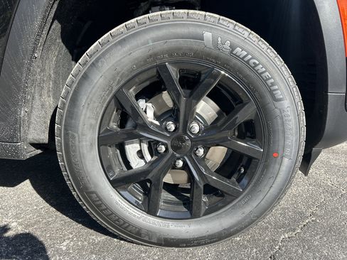 New 2025 Jeep Grand Cherokee Altitude image 11