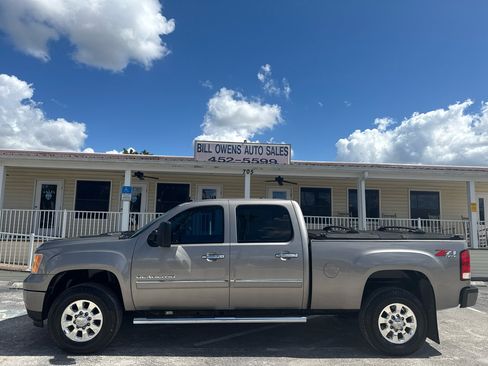 Used 2014 GMC Sierra 2500 Denali w/ Suspension Package, Off-Road image 2