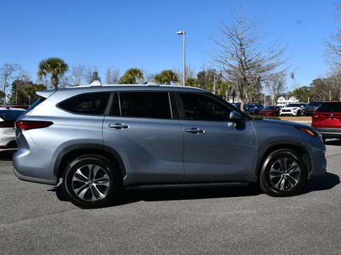 Certified 2023 Toyota Highlander XLE image 5