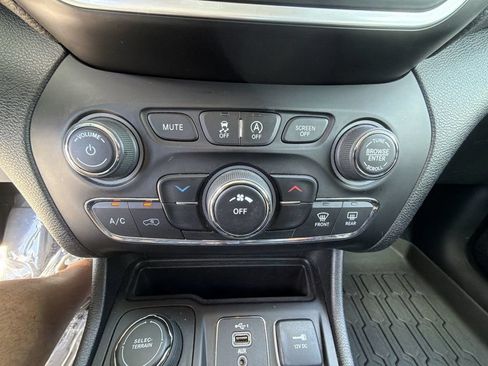 Used 2021 Jeep Cherokee Latitude Plus AWD/4WD image 19