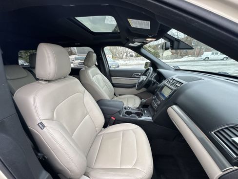 Used 2018 Ford Explorer XLT w/ Equipment Group 202A image 29