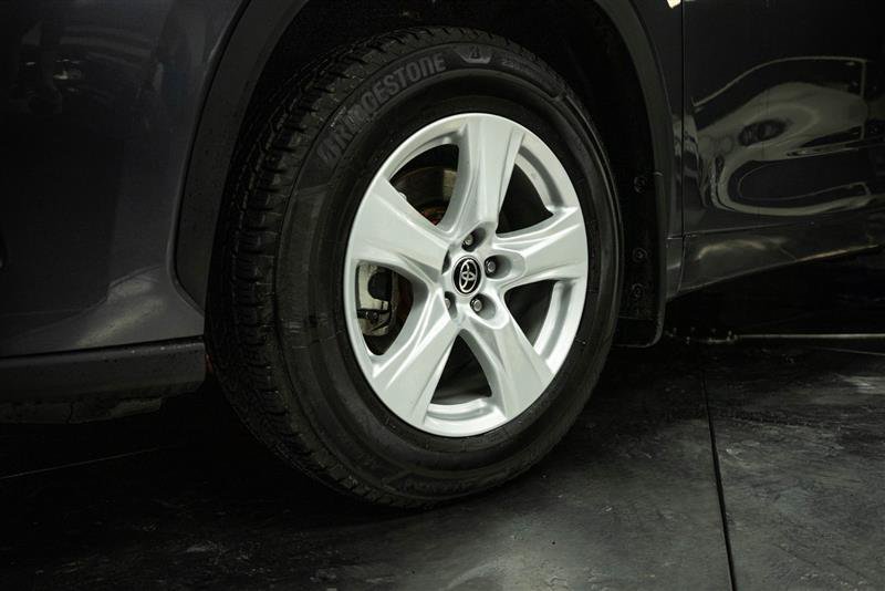 Used 2021 Toyota Highlander LE AWD/4WD image 3