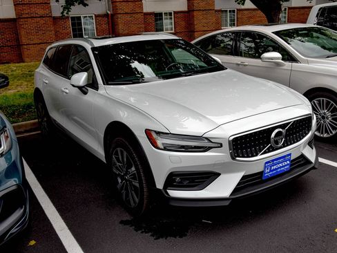 Used 2022 Volvo V60 T5 Cross Country w/ Advanced Package AWD/4WD image 14