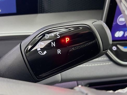 New 2025 Volkswagen Tiguan SE image 17