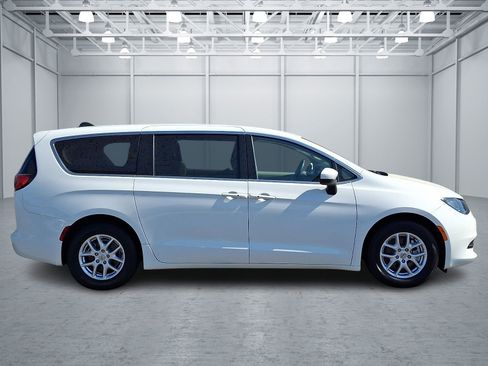 Used 2023 Chrysler Voyager LX FWD image 7