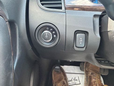 Used 2015 Ford Taurus Limited w/ Equipment Group 301A FWD image 29