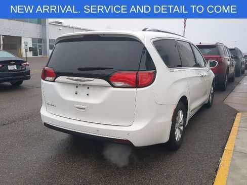 Used 2018 Chrysler Pacifica Touring-L image 8