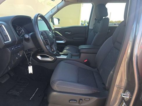 Used 2025 Nissan Frontier SV w/ SV Convenience Package image 3