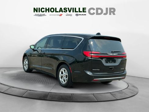 Used 2024 Chrysler Pacifica Limited FWD image 3