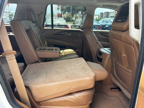 Used 2015 Cadillac Escalade Platinum RWD image 14