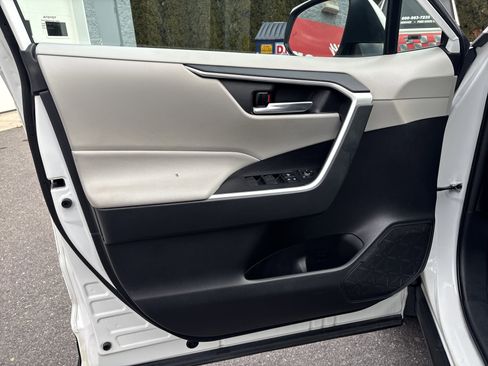 Used 2021 Toyota RAV4 XLE image 16