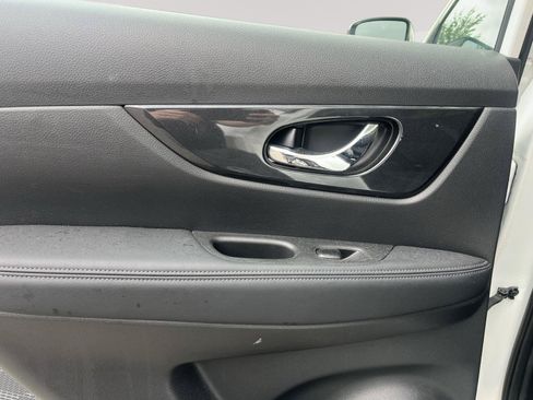 Used 2018 Nissan Rogue S AWD/4WD image 16
