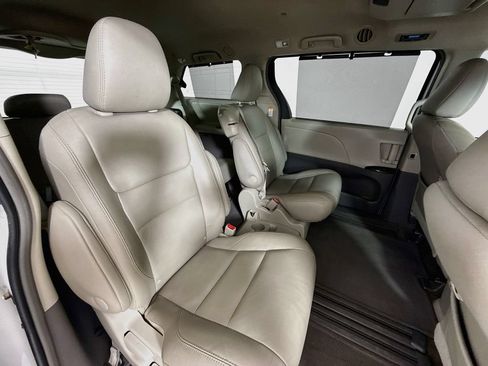 Used 2017 Toyota Sienna XLE Premium FWD image 29