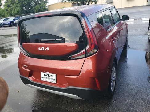 Used 2025 Kia Soul LX FWD image 4