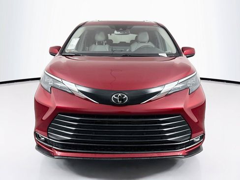 Certified 2026 Toyota Sienna XLE FWD image 9