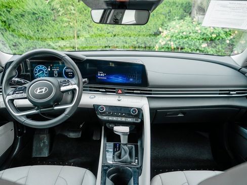 Used 2025 Hyundai Elantra Limited image 24