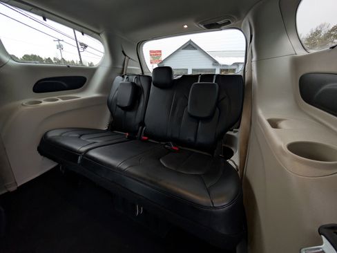 Used 2018 Chrysler Pacifica Touring-L image 39