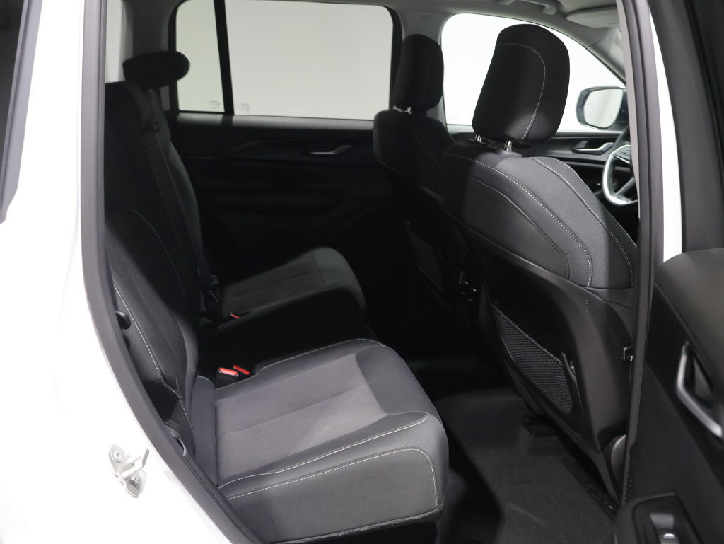 Used 2023 Jeep Grand Cherokee Laredo AWD/4WD image 19