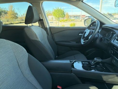 Used 2023 Nissan Rogue SV image 3