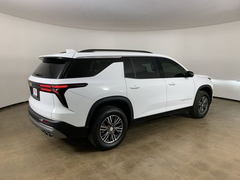 Used 2025 Chevrolet Traverse LT image 8