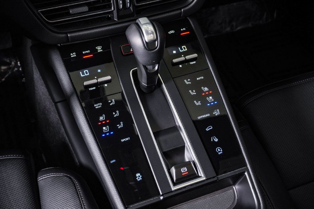 Certified 2026 Porsche Macan AWD/4WD image 23