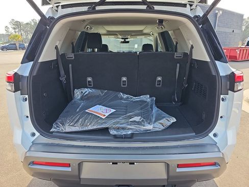New 2026 Nissan Pathfinder Platinum FWD image 16
