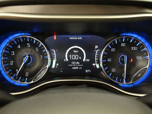Used 2023 Chrysler Pacifica Touring-L FWD image 37