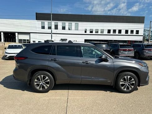 Used 2022 Toyota Highlander XLE AWD/4WD image 8