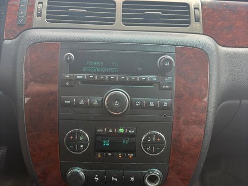 Used 2010 Chevrolet Suburban LT AWD/4WD image 15