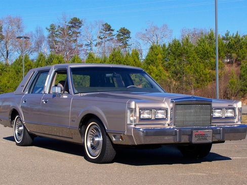 Used 1988 Lincoln Town Car Signature image 3